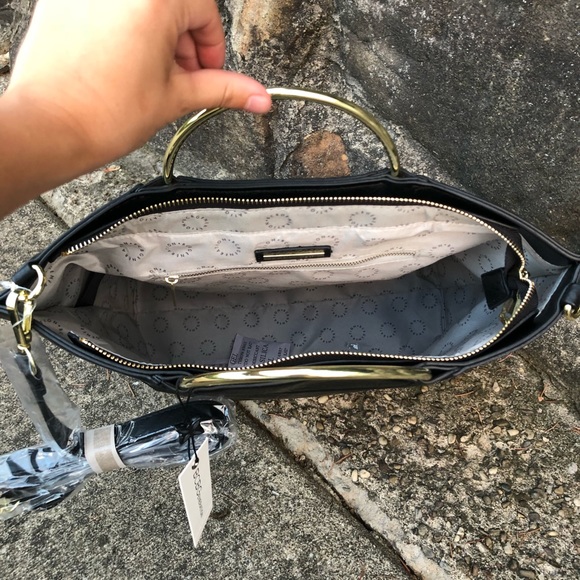 *SOLD**Large black BCBGeneration ring handle bag - Picture 4 of 6